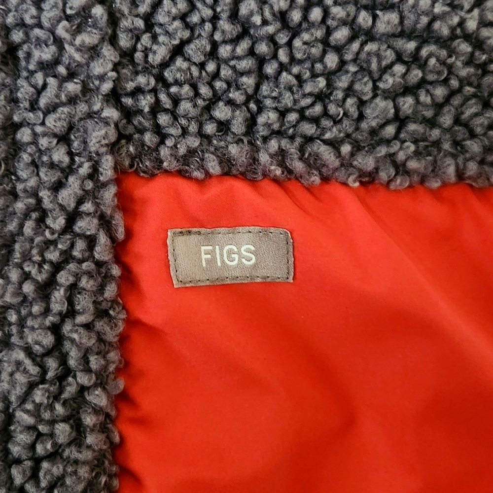 Figs Scrubs Selwyn Sherpa Jacket On-Shift Size Medium Heavy soft warm Full Zip - Picture 9 of 13